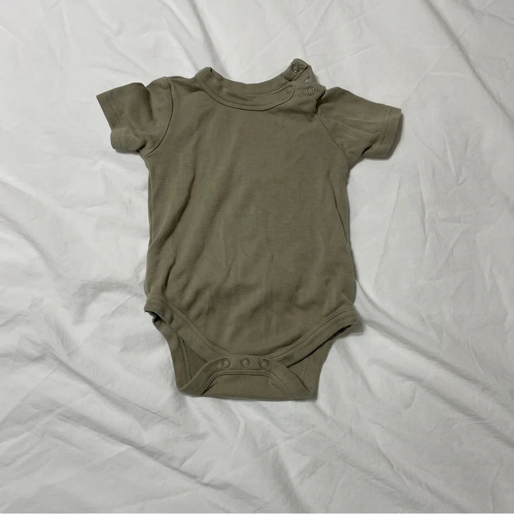 Goumi Olive and White Baby One Piece Bodysuits 12 Months